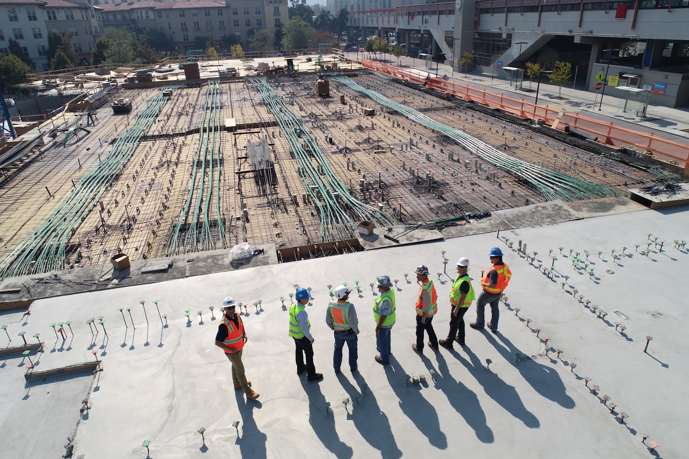 Canteiro de obras organizado com controle de custos